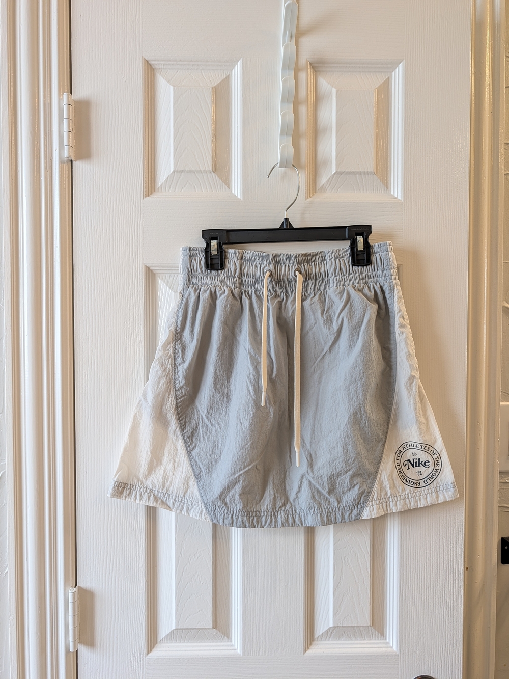 NWOT Nike Women’s Gray and White Athletic Skirt